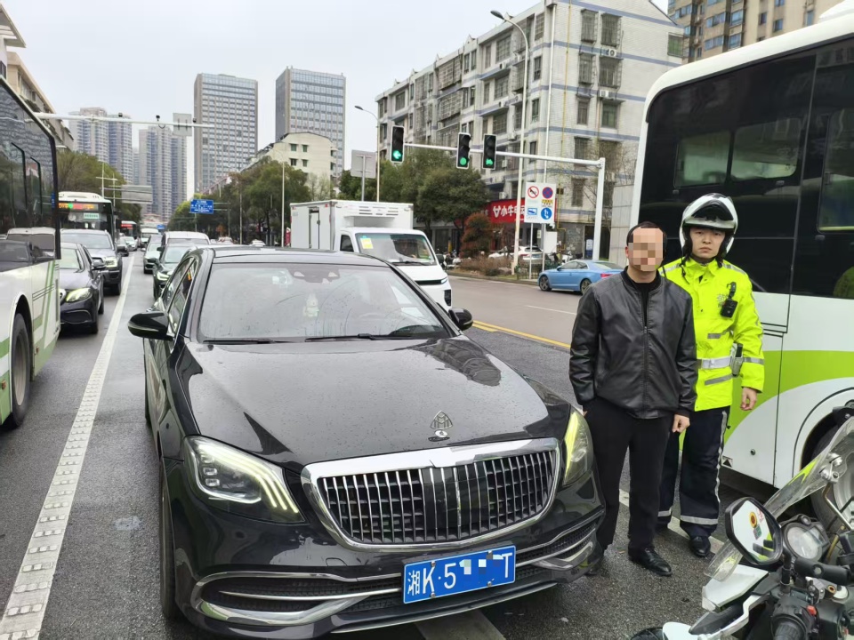 拉风迈巴赫竟是“克隆车”，累计交通违法100余起！交警：驾驶员拘留10天