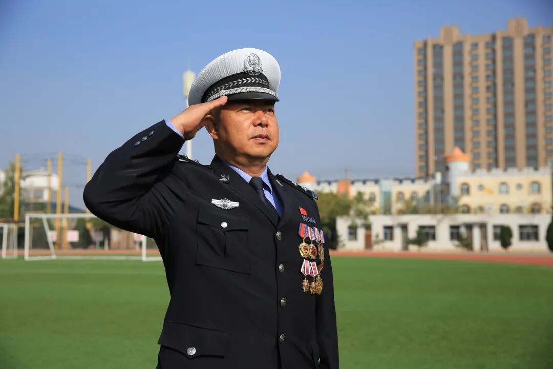 “本来我要处罚你”，这位民警再次刷屏！