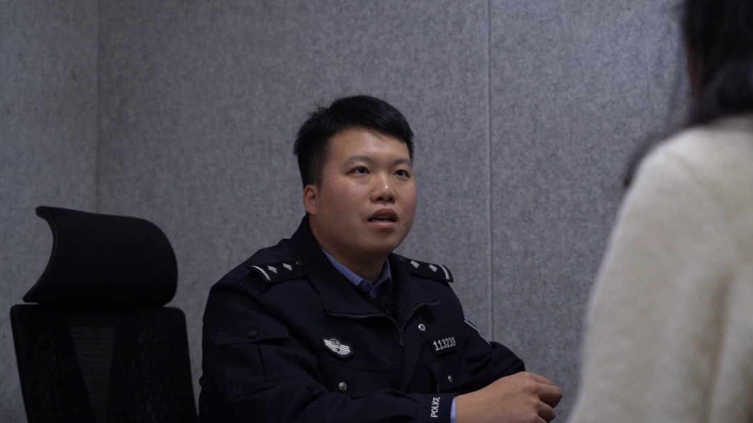 深夜,镇江一男子带着针孔摄像头…… 深夜,镇江一男子带着针孔摄像头……