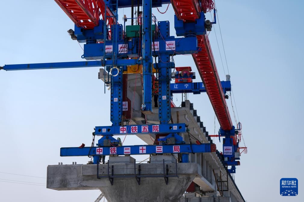 中欧班列“东通道”口岸段最长桥复工架梁