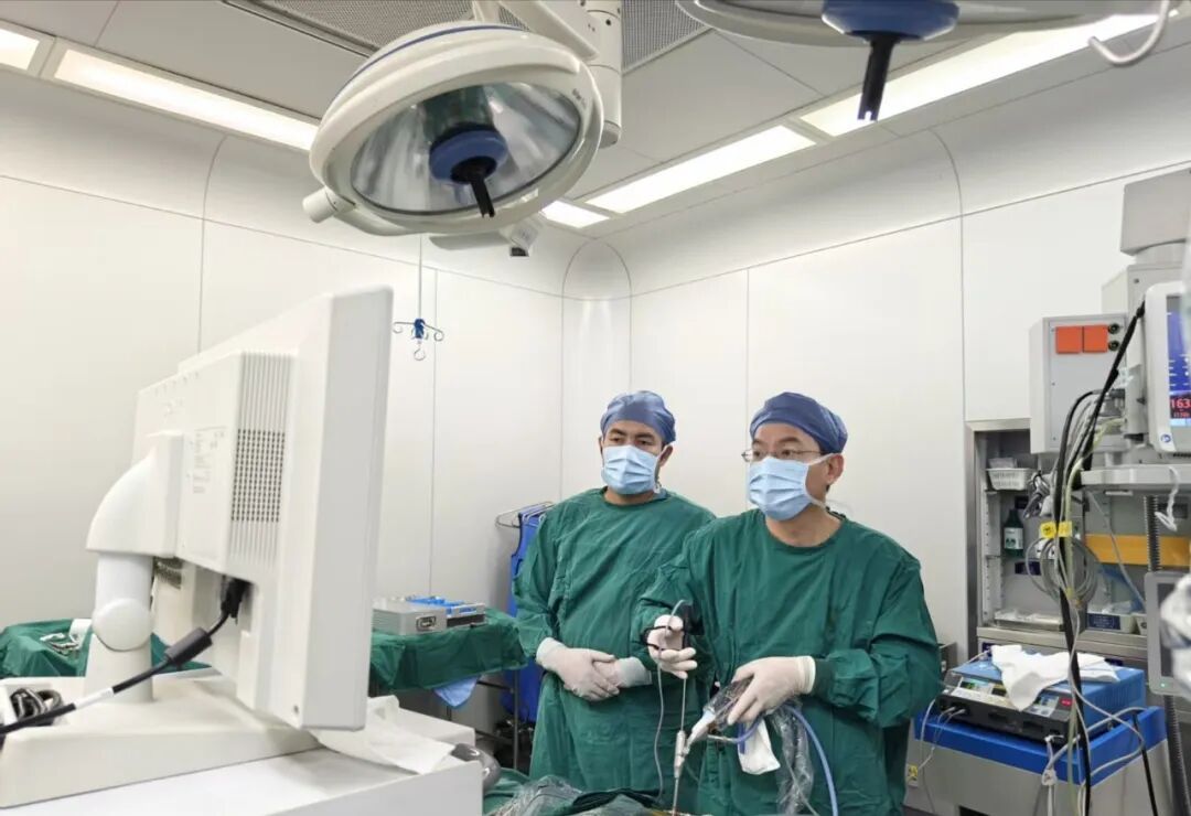 63岁“网瘾大伯”每天刷手机6小时，连正常拿筷子、端水杯都不行了