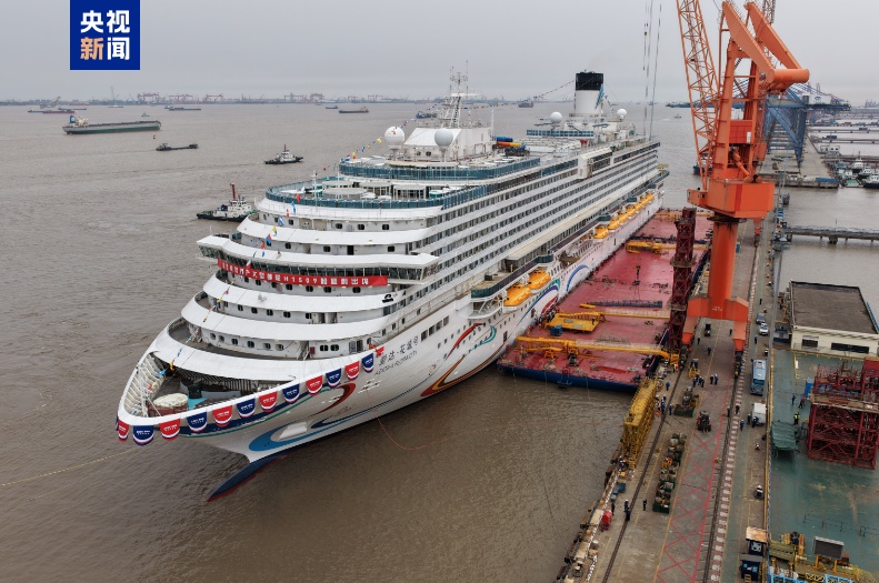第二艘国产大型邮轮“爱达·花城号”顺利出坞 全面转入码头调试阶段 第二艘国产大型邮轮“爱达·花城号”顺利出坞 全面转入码头调试阶段