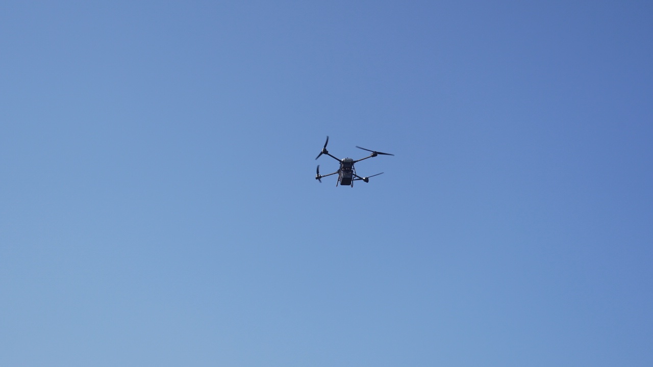 载重40公斤、能抗7级风，无人机“新农具”交付！