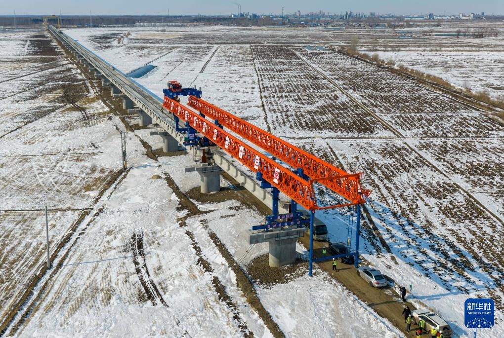 中欧班列“东通道”口岸段最长桥复工架梁