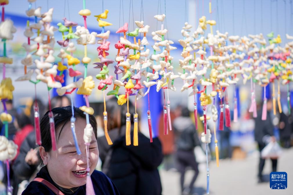 内蒙古托克托县：黄河开河品鱼鲜