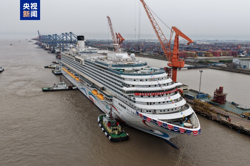 第二艘国产大型邮轮“爱达·花城号”顺利出坞 全面转入码头调试阶段 第二艘国产大型邮轮“爱达·花城号”顺利出坞 全面转入码头调试阶段