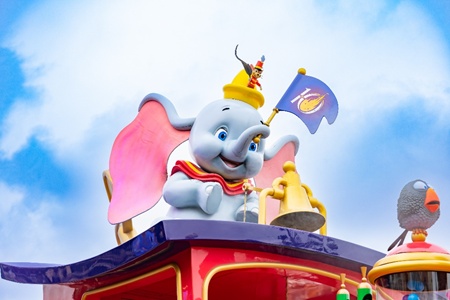 上海迪士尼10周年庆典开启，沉浸式体验奇妙欢庆！现场→
