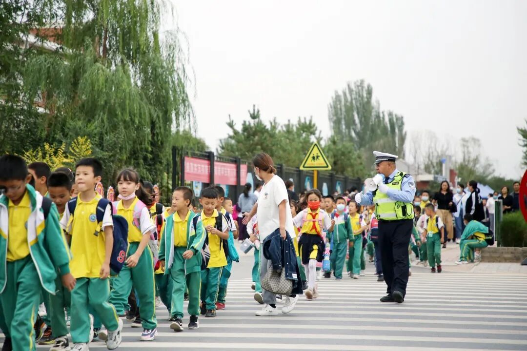“本来我要处罚你”，这位民警再次刷屏！