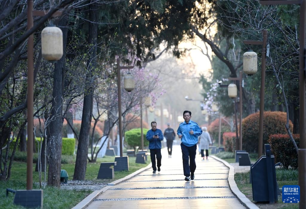 西安古城墙下涌动体育春潮 西安古城墙下涌动体育春潮