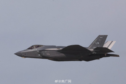 美军一F35战机紧急迫降