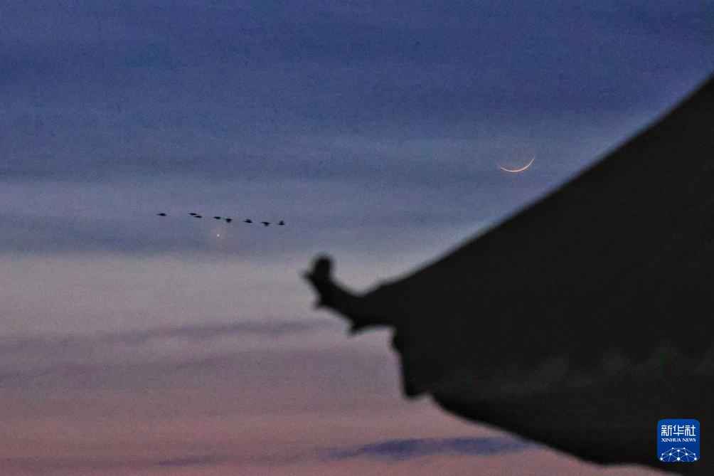 “长庚伴月”春分现天宇 “长庚伴月”春分现天宇