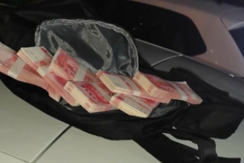 深夜,镇江一男子带着针孔摄像头…… 深夜,镇江一男子带着针孔摄像头……