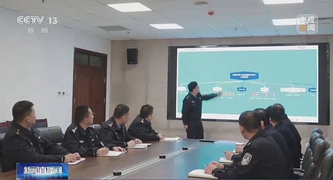 看见这种车顶天线，请报警！