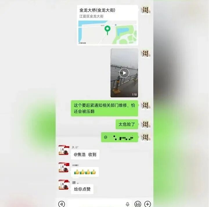 危险，一触即发！大雨中，男子徒手按下几十公斤重钢板