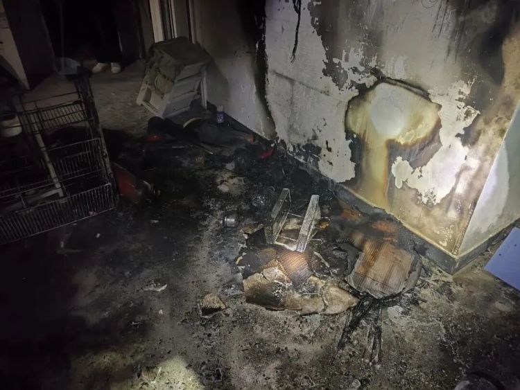 半夜客厅突发火情！家里的插线板不能这样用