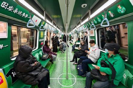 北京3号线工体站变身足球主题站
