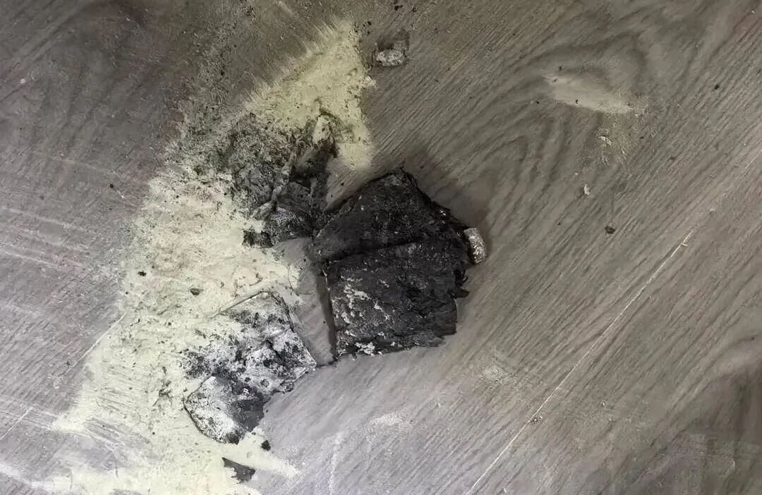 一声巨响！办公桌上突然开始冒白烟，毫无征兆爆炸起火