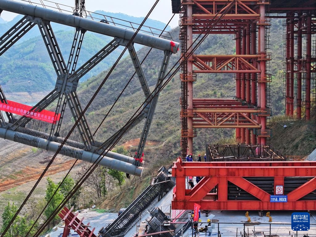 黄百铁路红水河铁路大桥首节拱肋吊装成功 黄百铁路红水河铁路大桥首节拱肋吊装成功