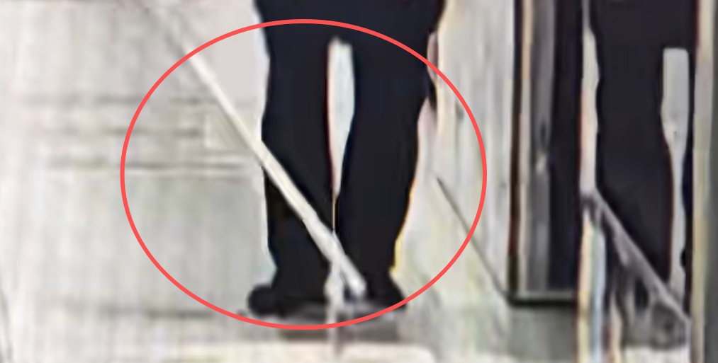 女子为捡手机竟要翻下地铁轨道，情绪崩溃大喊：不要管我的生命行吗