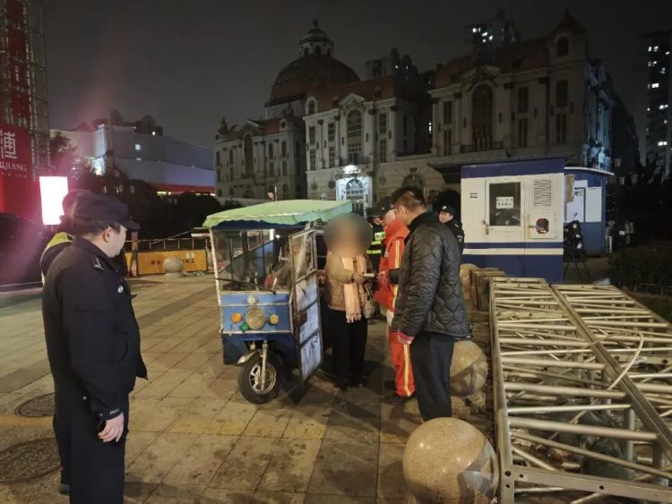 上海一女子路遇警察盘查，突然调转车头加速逃离