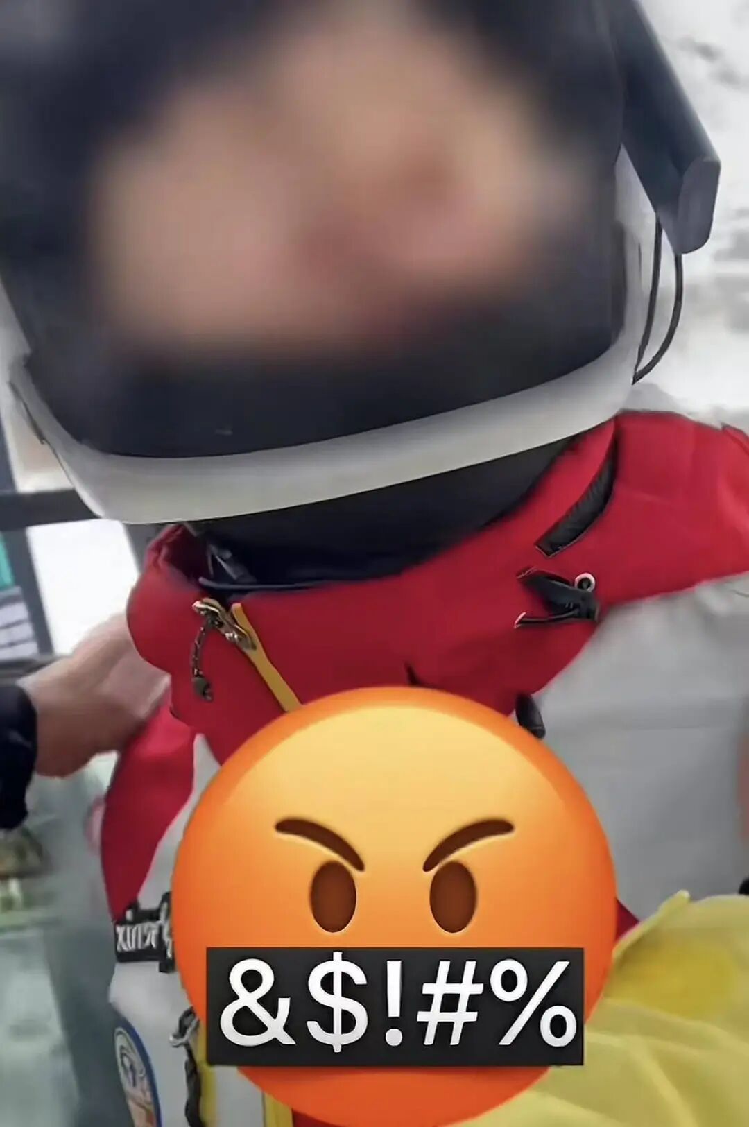 男子高空缆车内吸烟被劝阻，情绪失控猛烈摇晃车厢！阿勒泰青格里狼山滑雪场：从严处罚，限制入园7天