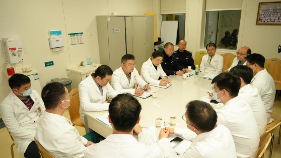 55分钟极限转运,16天昼夜守护!警医联动为22岁车祸重伤女孩生命护航 55分钟极限转运,16天昼夜守护!警医联动为22岁车祸重伤女孩生命护航