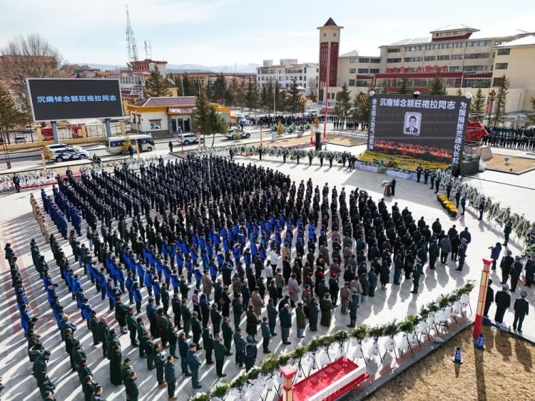 “114382”，警魂永垂雪山草地
