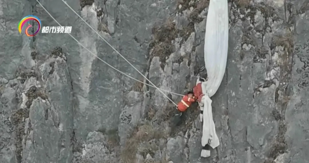 悬崖峭壁手抓野草命悬一线!一翼装飞行女子被困禄劝望天崖山腰…… 悬崖峭壁手抓野草命悬一线!一翼装飞行女子被困禄劝望天崖山腰……