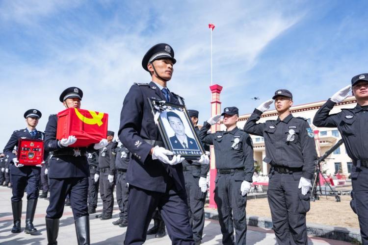 “114382”，警魂永垂雪山草地