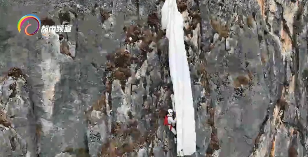 悬崖峭壁手抓野草命悬一线!一翼装飞行女子被困禄劝望天崖山腰…… 悬崖峭壁手抓野草命悬一线!一翼装飞行女子被困禄劝望天崖山腰……