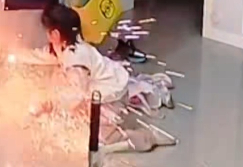 山西一女孩在家玩拼豆,熨斗突然爆炸起火,手部被烧伤 山西一女孩在家玩拼豆,熨斗突然爆炸起火,手部被烧伤