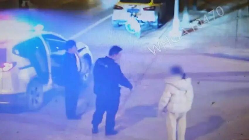 民警陪失主还原乘车过程，300辆出租车里找回近2万现金