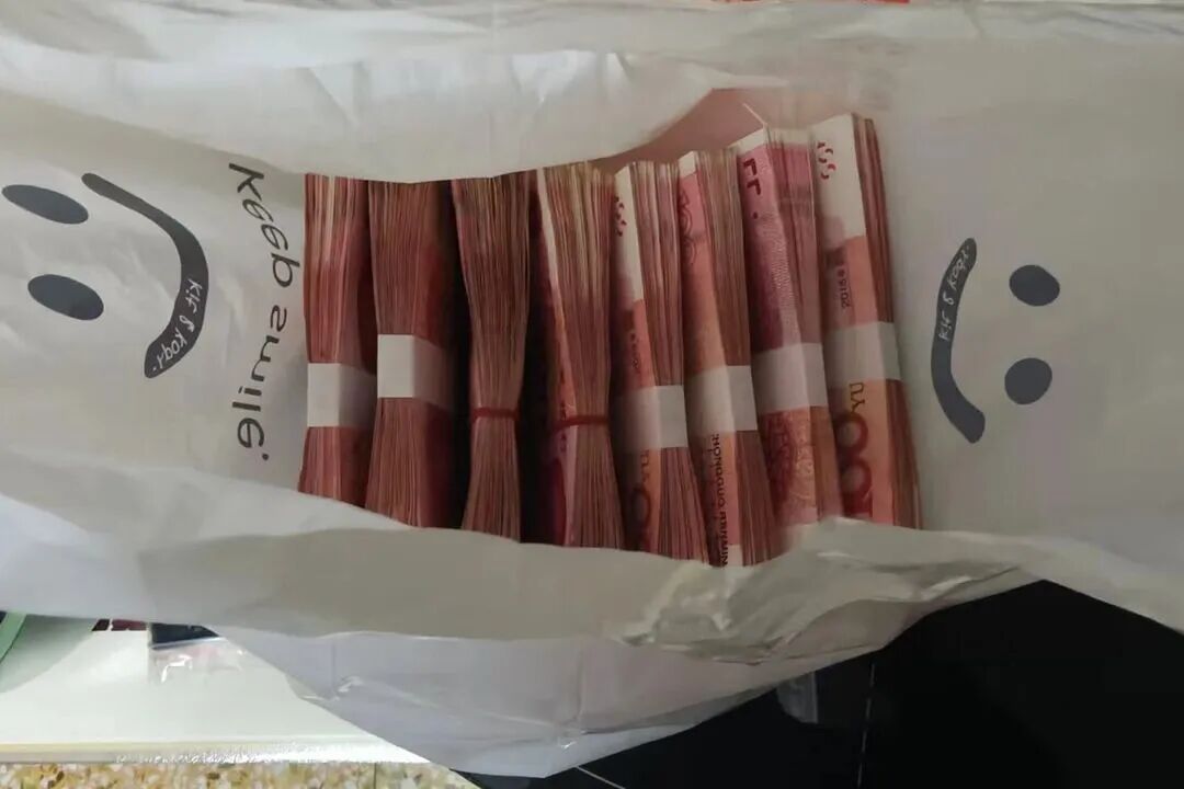 女子和自称“军人”男子网恋,坚持取8万元现金“给家用” 女子和自称“军人”男子网恋,坚持取8万元现金“给家用”