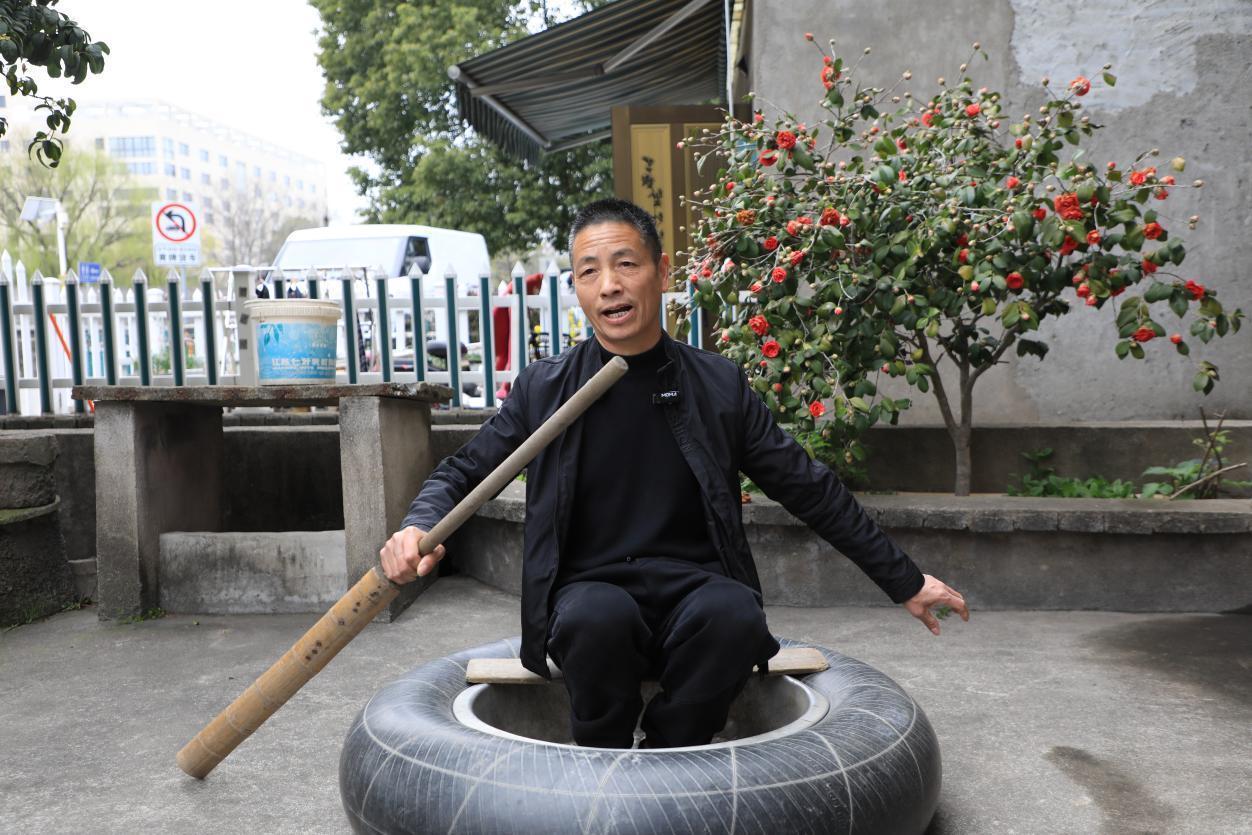 深夜生死急救！供电师傅轮胎当船勇救落水者