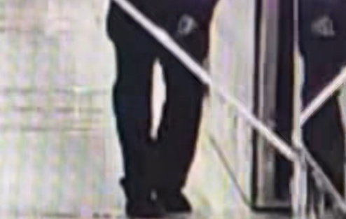 女子为捡手机竟要翻下地铁轨道，情绪崩溃大喊：不要管我的生命行吗