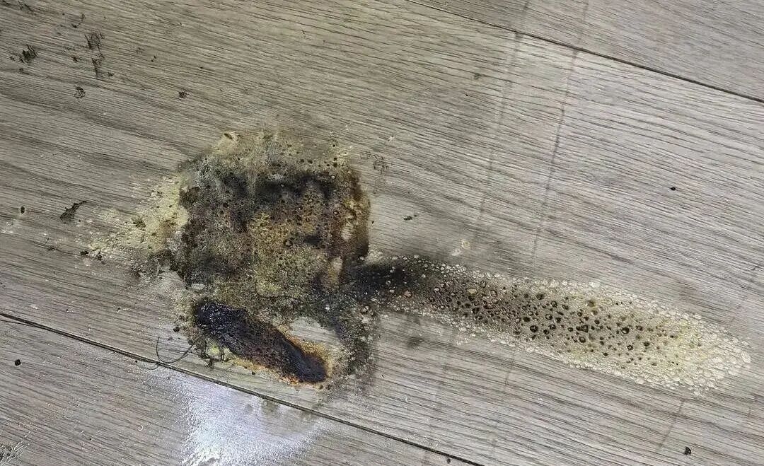 一声巨响！办公桌上突然开始冒白烟，毫无征兆爆炸起火