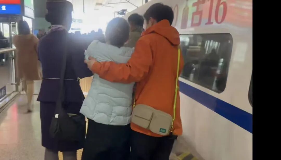 车厢里的“逆行者”:消防员休假途中暖心守护晕倒老人 车厢里的“逆行者”:消防员休假途中暖心守护晕倒老人