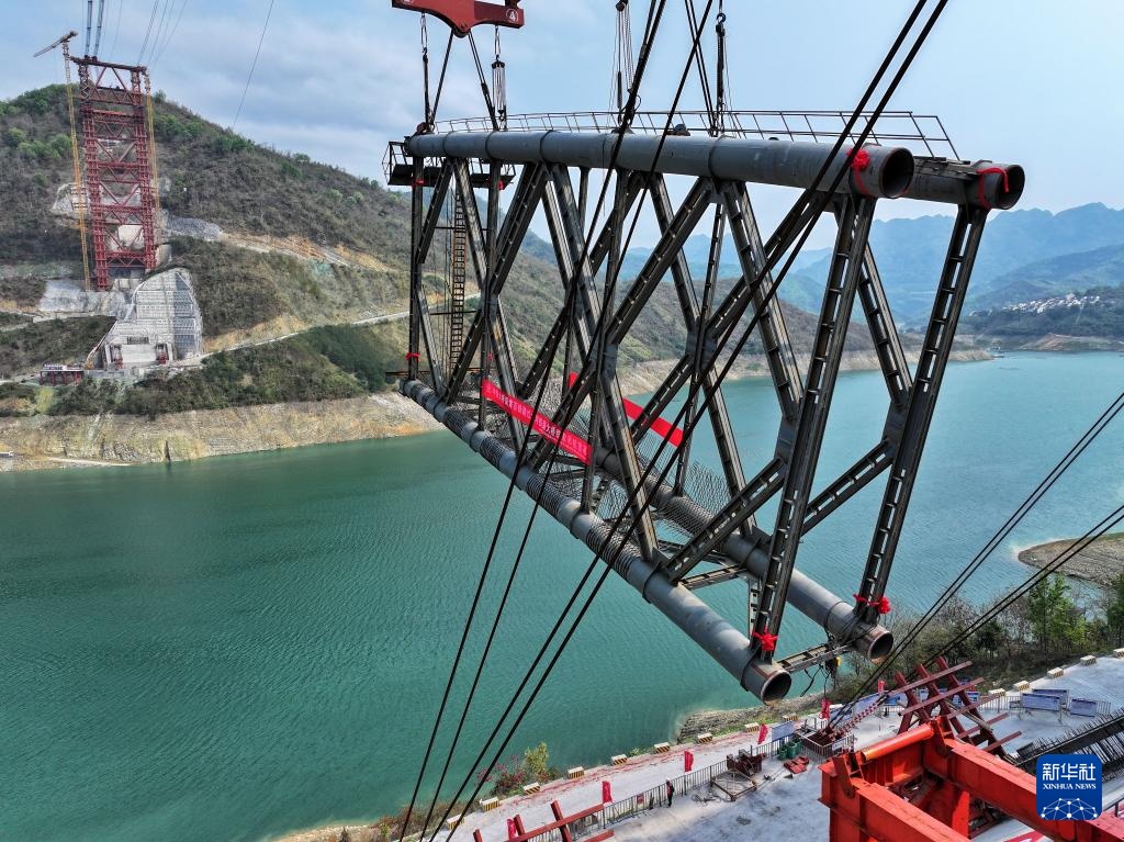 黄百铁路红水河铁路大桥首节拱肋吊装成功 黄百铁路红水河铁路大桥首节拱肋吊装成功