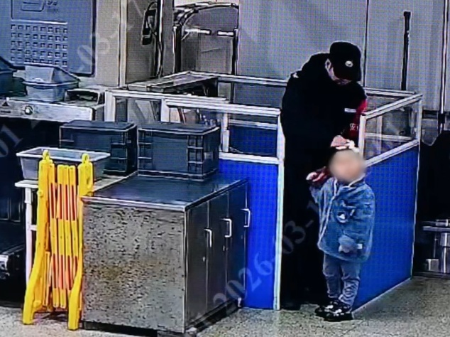 事发上海地铁站！深夜，3岁男孩穿着睡衣，淋着雨独自出门，幸好碰到了……