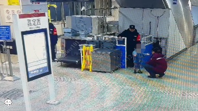 事发上海地铁站！深夜，3岁男孩穿着睡衣，淋着雨独自出门，幸好碰到了……