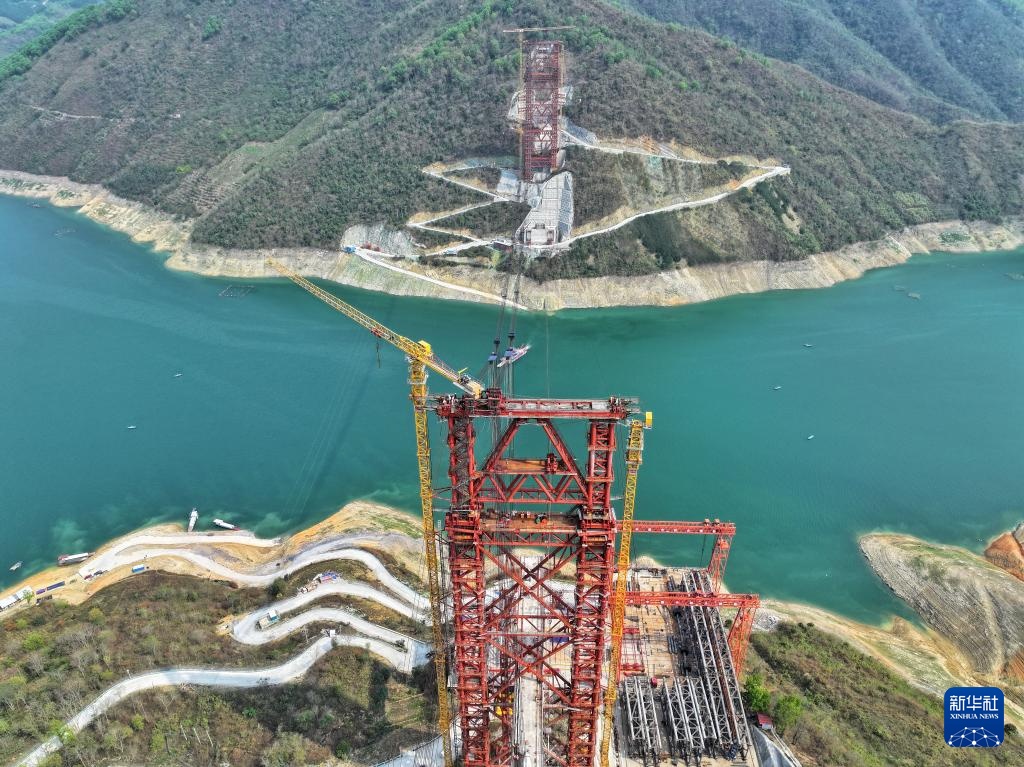 黄百铁路红水河铁路大桥首节拱肋吊装成功 黄百铁路红水河铁路大桥首节拱肋吊装成功