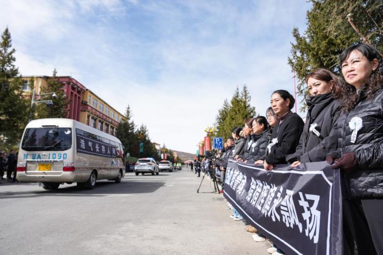 “114382”，警魂永垂雪山草地