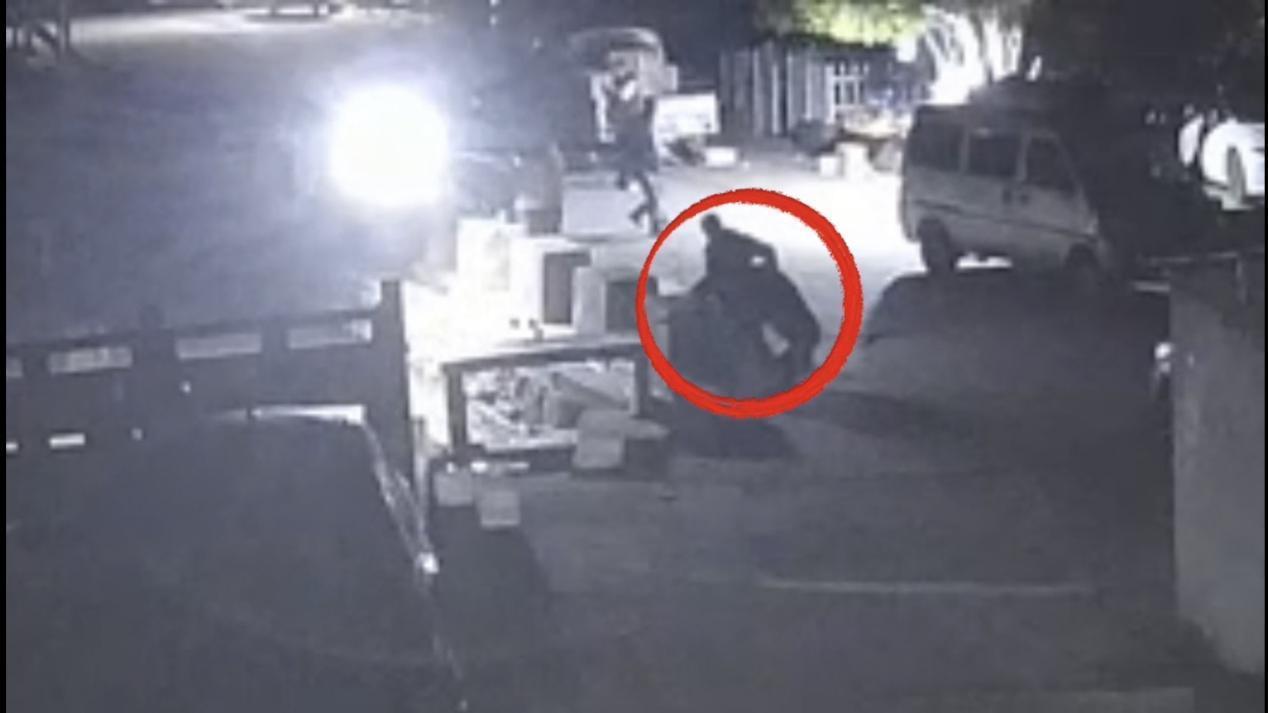 深夜生死急救！供电师傅轮胎当船勇救落水者