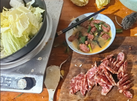 20斤香肠不翼而飞！警方找上门时，香肠还在砧板上