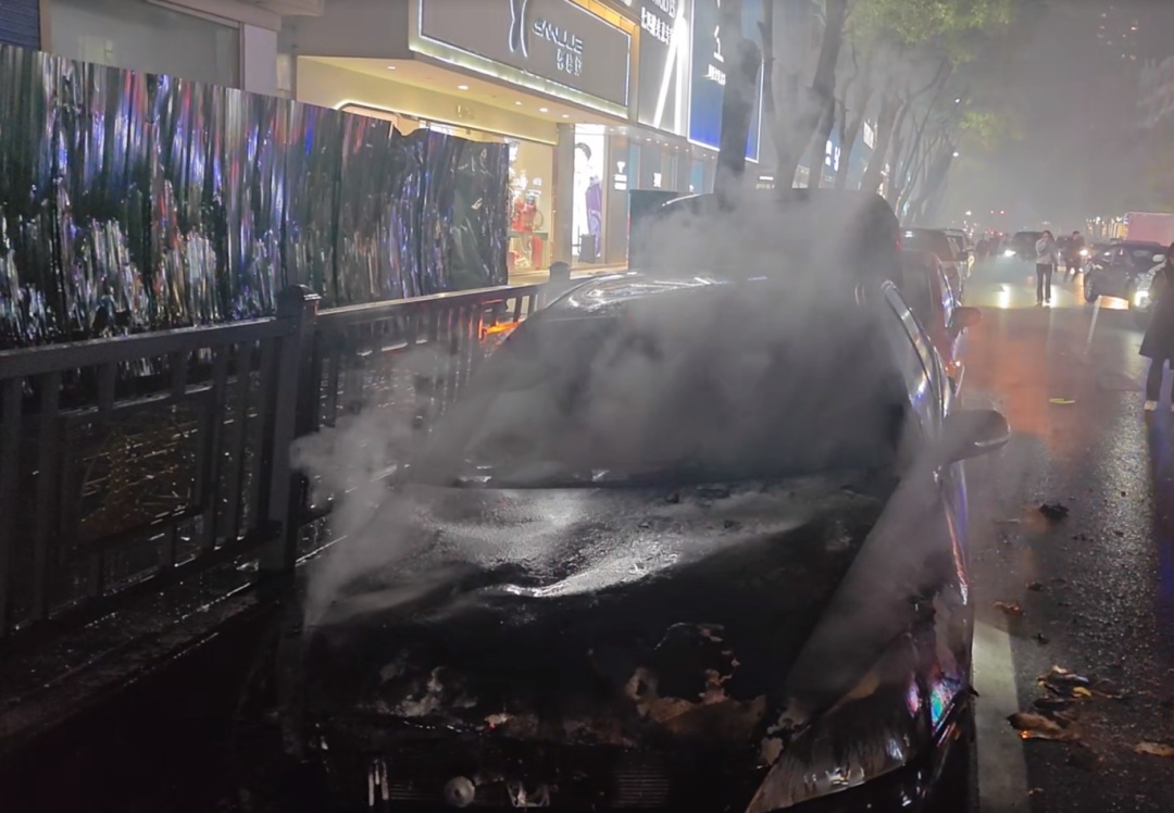 路边车起火男子上前围观，结果发现烧的竟是自家车