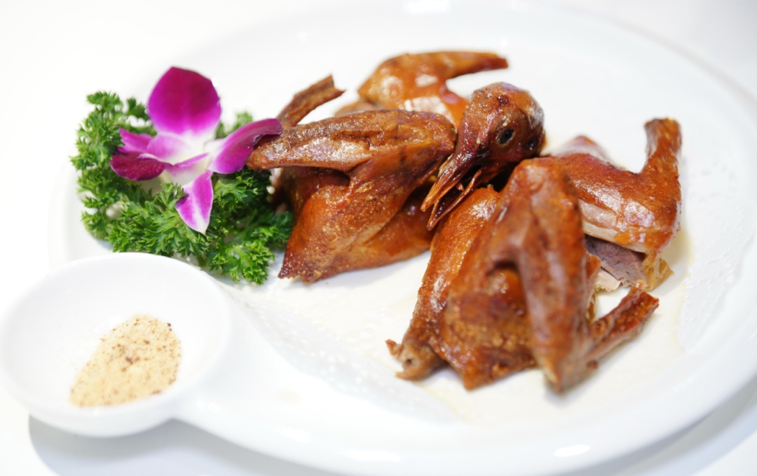 广州多家餐厅宣布：今日全天，吃乳鸽打8折！