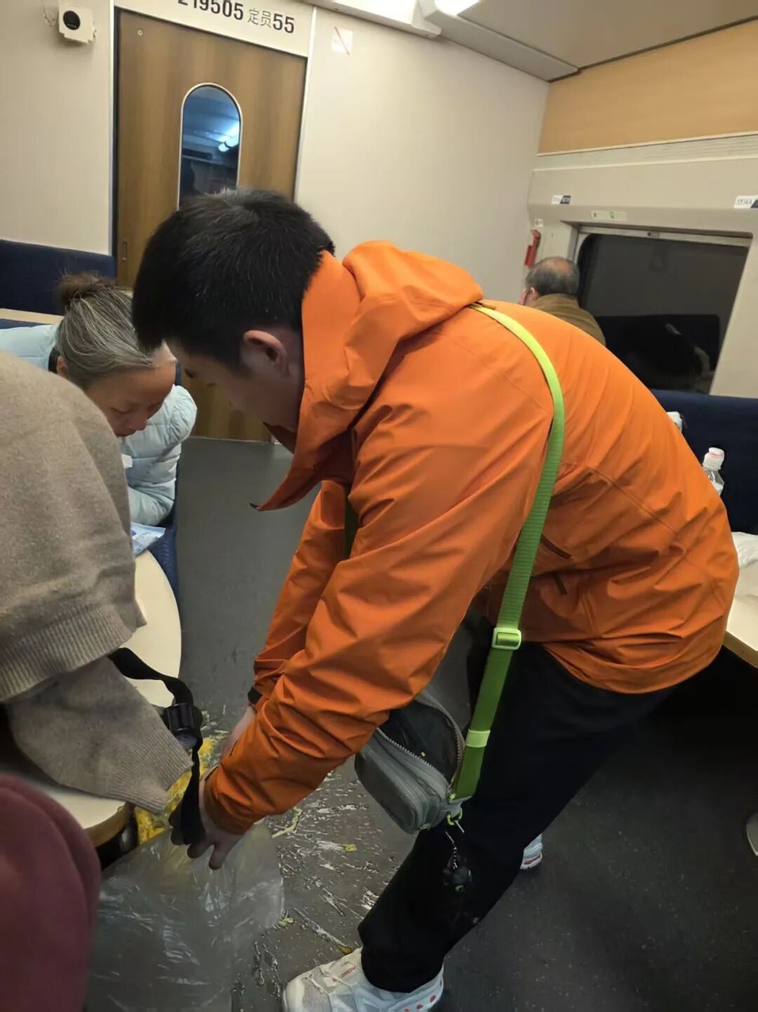 车厢里的“逆行者”:消防员休假途中暖心守护晕倒老人 车厢里的“逆行者”:消防员休假途中暖心守护晕倒老人