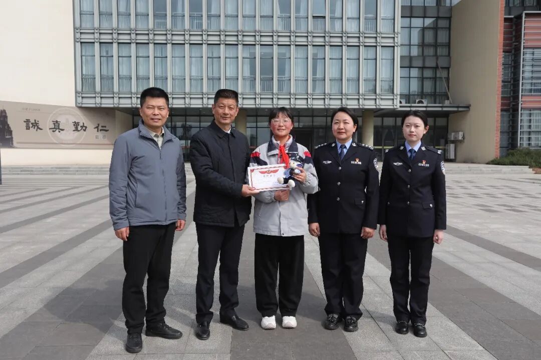 “表扬初一21班万果儿同学”