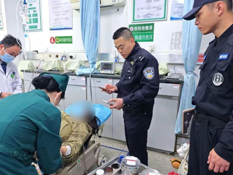 乘客突然晕倒，他直接背起一路冲向急诊室！