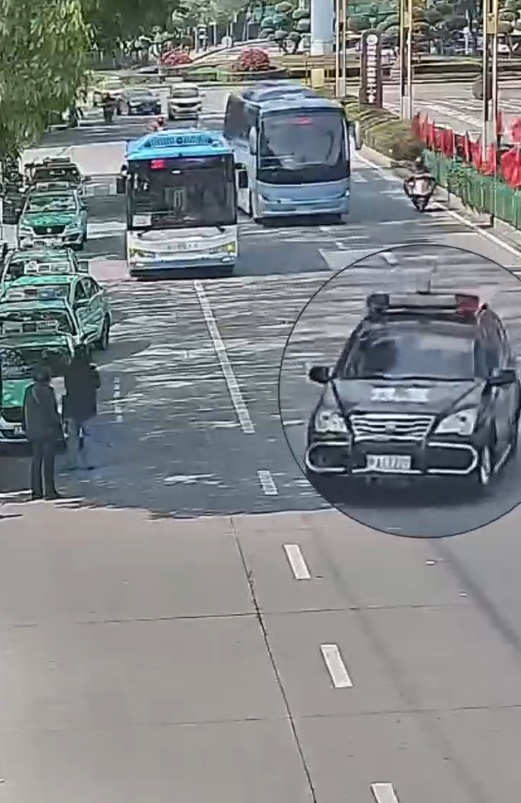 乘客突然晕倒，他直接背起一路冲向急诊室！